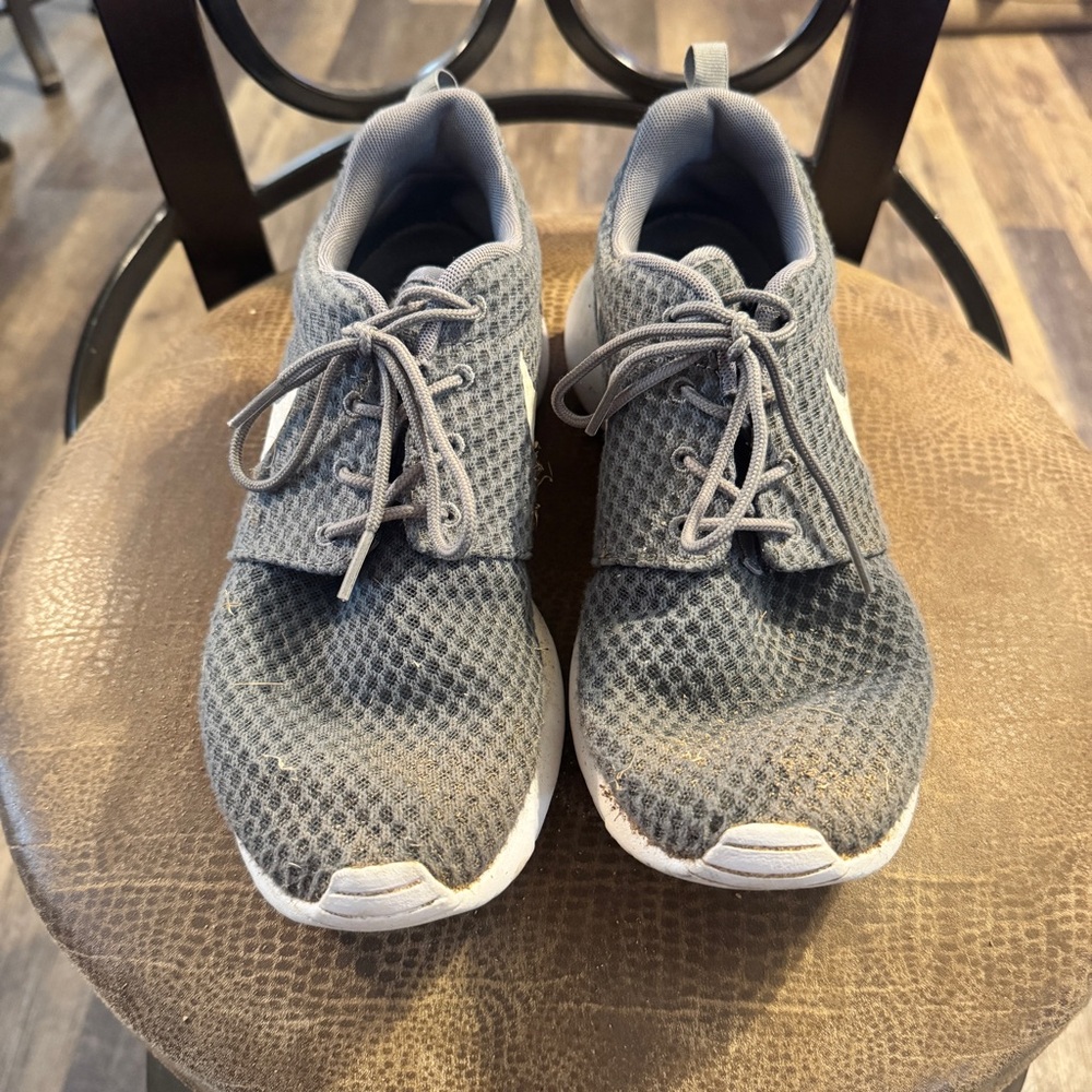 Nike Men's Gray Athletic Shoes